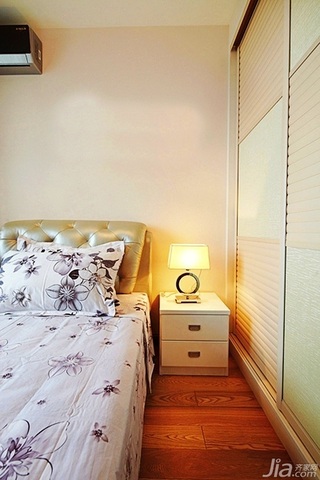 混搭风格二居室富裕型80平米卧室床头柜婚房设计图