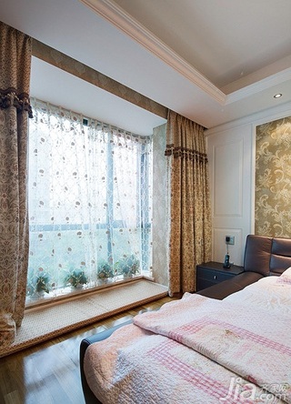 美式风格三居室富裕型卧室飘窗窗帘效果图