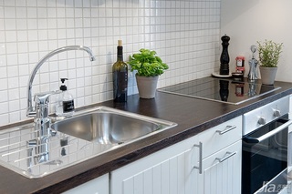 小户型简洁厨房洗手台效果图