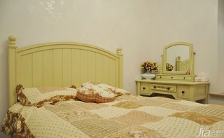 简约风格二居室富裕型卧室床效果图