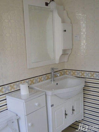 田园风格三居室简洁白色经济型卫生间洗手台图片
