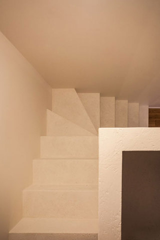 现代简约风格小户型温馨白色旋转楼梯装修效果图