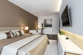 现代简约风格公寓舒适咖啡色卧室卧室背景墙床效果图