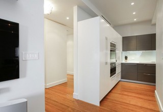 现代简约风格公寓温馨原木色开放式厨房走廊装修图片