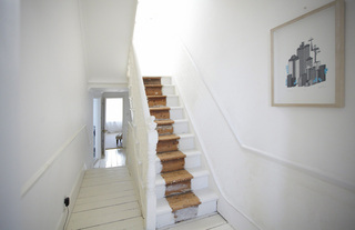 简约风格白领公寓梦幻白色旋转楼梯设计
