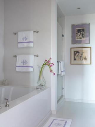 现代简约风格公寓温馨白色卫浴间瓷砖装潢