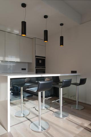 现代简约风格公寓简洁黑白厨房吧台设计
