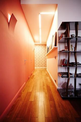 现代简约风格公寓温馨原木色客厅过道书架图片