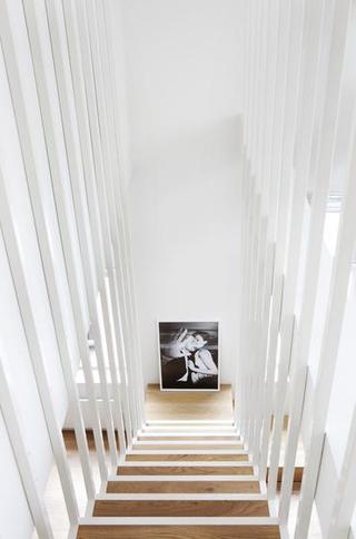 现代简约风格白色实木楼梯晶钢板橱柜图片