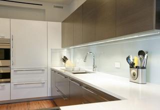 公寓温馨白色厨房吧台装修图片