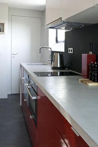 现代简约风格小户型红色厨房效果图