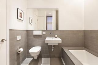 现代简约风格公寓简洁白色整体卫浴装修图片
