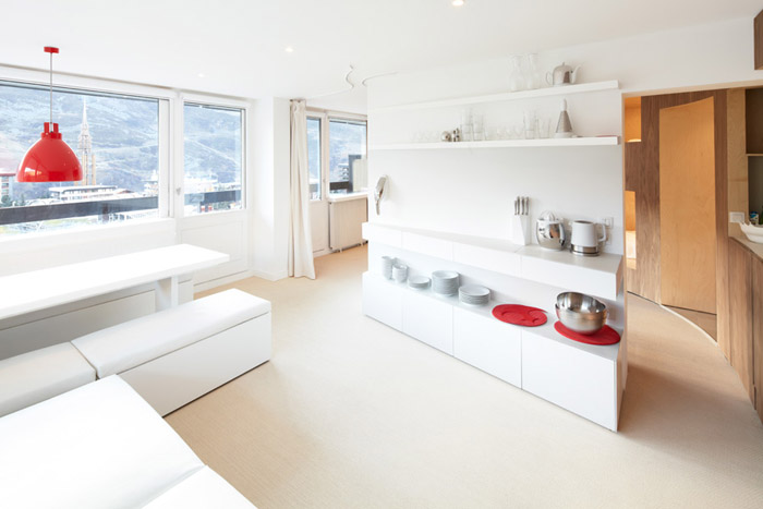 55平米公寓装下八张床 法国的神奇设计