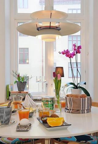 北欧风格公寓温馨白色餐桌图片