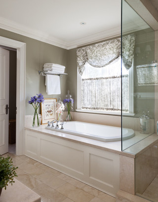 房间欧式风格三层连体别墅舒适按摩浴缸图片