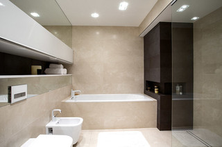 现代简约风格卧室三层连体别墅简洁卧室浴缸淋浴龙头图片