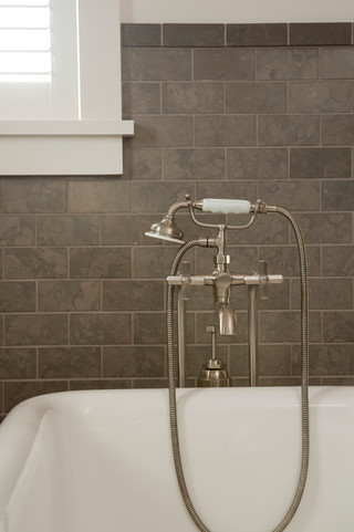 现代简约风格客厅3层别墅简洁带浴缸的卫生间效果图