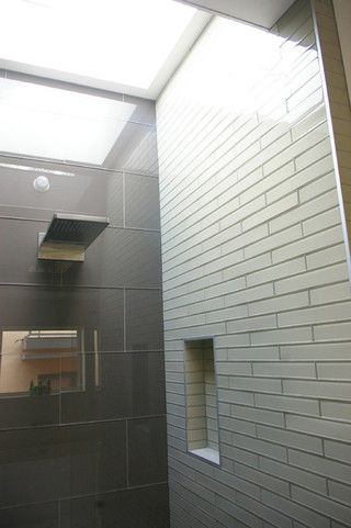 现代简约风格复式公寓简单温馨淋浴房配件图片