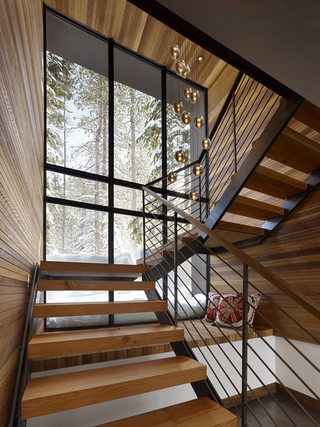 欧式简约风格三层别墅温馨客厅实木楼梯效果图