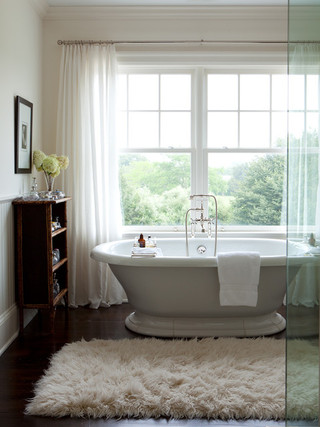 现代简约风格三层半别墅简洁卧室带浴缸的卫生间图片