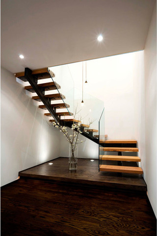 现代简约风格客厅一层别墅及艺术家具家庭楼梯设计图
