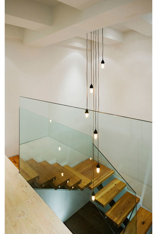 现代简约风格餐厅2013年别墅艺术实木楼梯装修图片