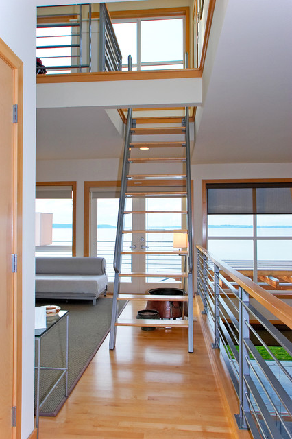 原木边框与铝合金面板的装饰 海滨景观住宅美景