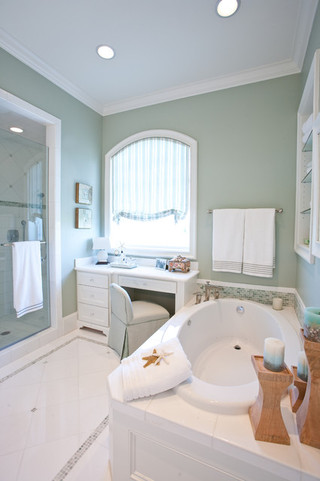 欧式风格三层半别墅豪华客厅带浴缸的卫生间效果图