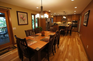 美式风格卧室2014年别墅简单温馨实木圆餐桌图片