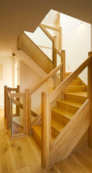 现代欧式风格2014年别墅唯美实木楼梯设计图