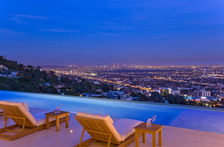 俯瞰洛杉矶都市夜景 好莱坞山顶豪华私人别墅美景