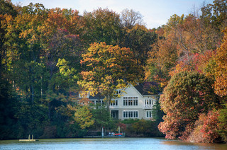 灰白色的低调气质 美式现代风湖畔景观别墅实景