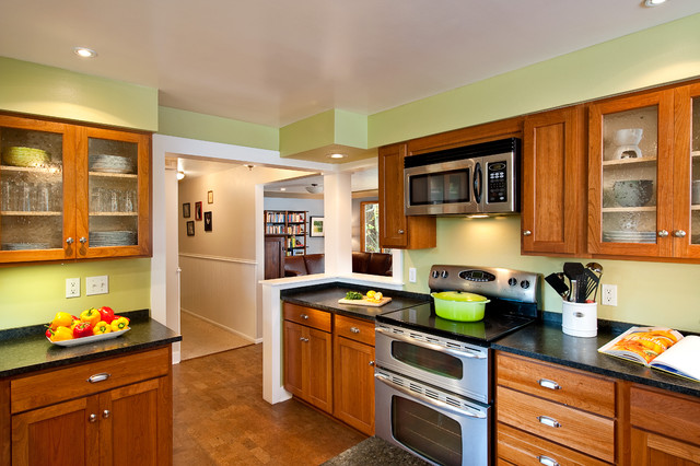 白色烤漆实木与栗色原木实木 你喜欢哪种风格的厨房呢