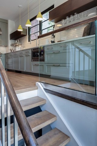 现代美式风格一层半小别墅舒适实木楼梯效果图