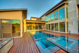 现代简约风格客厅三层平顶别墅另类卧室室内游泳池设计图
