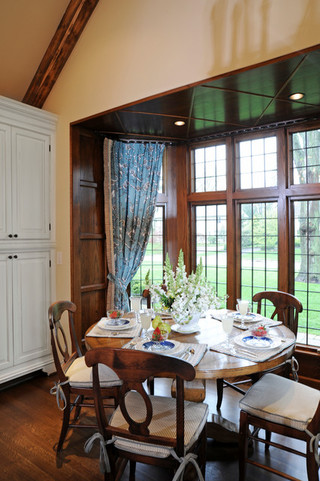欧式风格客厅一层半别墅简洁实木餐桌图片