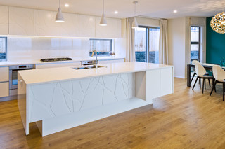 低调奢华白色橱柜开放式厨房客厅地板客厅效果图