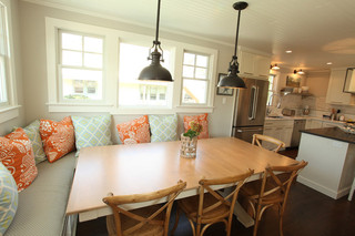 海边别墅卧室温馨暖色调红木家具餐桌效果图