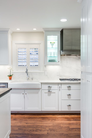 现代简洁白色橱柜小户型开放式厨房客厅地板图片
