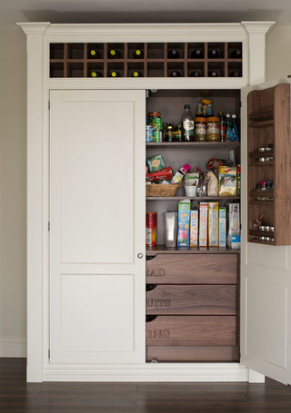 现代简约风格实用客厅白色门开放式厨房吧台装修