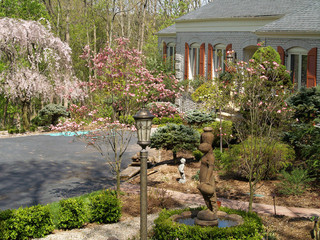 古典别墅花园装修 紫色绿色植物春意盎然