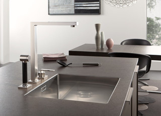 简洁卧室灰色窗帘开放式厨房客厅折叠餐桌图片