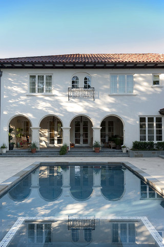 现代美式风格三层别墅简洁室内游泳池设计图