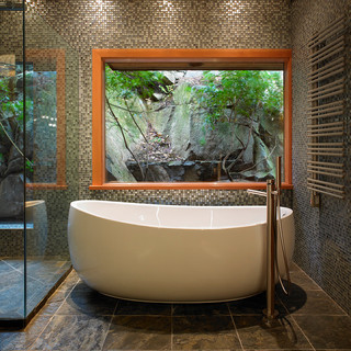 东南亚风格卧室复式公寓浪漫婚房布置独立式浴缸图片