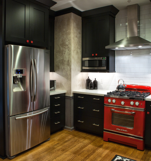 黑色+白色+红色组成的厨房 稳重不失活泼