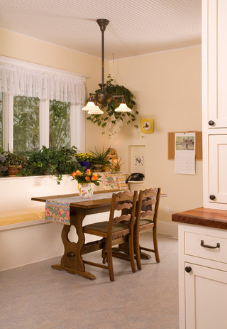 浪漫婚房布置米色6平方厨房实木餐桌图片
