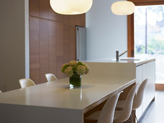 现代简约风格卧室简单实用实木圆餐桌图片