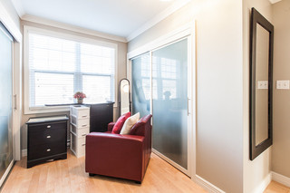 现代简约风格厨房小户型公寓唯美白色地毯装修效果图