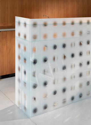 现代简约风格厨房白领公寓时尚衣柜镂空隔断装修图片