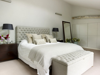 现代简约风格卧室单身公寓设计图白色橱柜卧室床头软包效果图